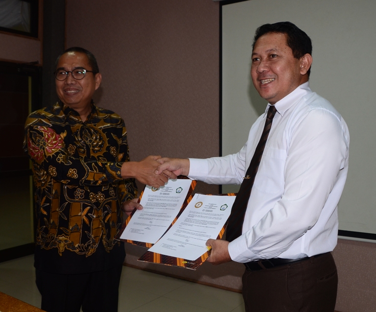 [:id]Rektor Unkhair Tanda Tangan MOU dengan PT.NHM[:]
