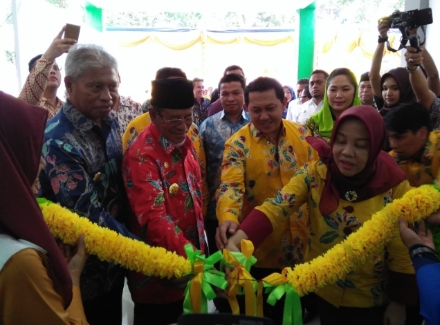 Rektor Bersama Gubernur, Walikota Ternate dan Dekan Fakultas Kedokteran Resmi Gedung Fakultas Kedokteran