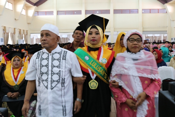 Tenri Wulan Aris, Wisudawan Terbaik Program Sarjana Pada Wisuda Unkhair Periode II TA. 2017/2018