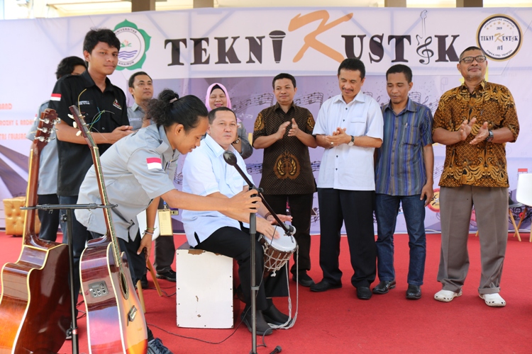 Lagu “Ibu” Dinyanyikan Rektor Di Acara Teknik Kustik 2019