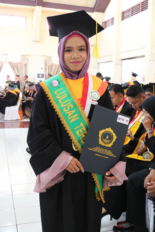 Mirawati La Mari, Anak Yatim Piatu Jadi Wisudawan Lulusan Terbaik Dengan Predikat Pujian