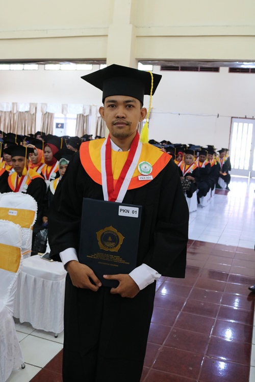 Roy Nurfan, Anak Nelayan Jadi Wisudawan Terbaik Dengan Predikat Pujian