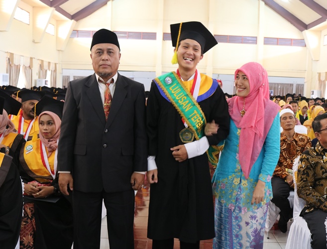 Azim Si Gamer, Wisudawan Dengan Predikat Terbaik