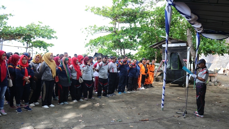 KSOP Ternate Bersama Mahasiswa Unkhair Gelar Bersih Laut dan Pantai Kalumata