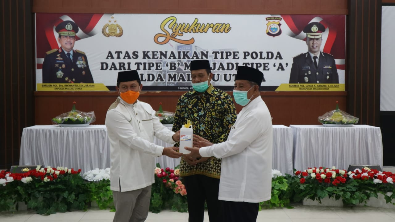 Rektor Unkhair Serahkan Hand Sanitizer Ke POLDA Malut