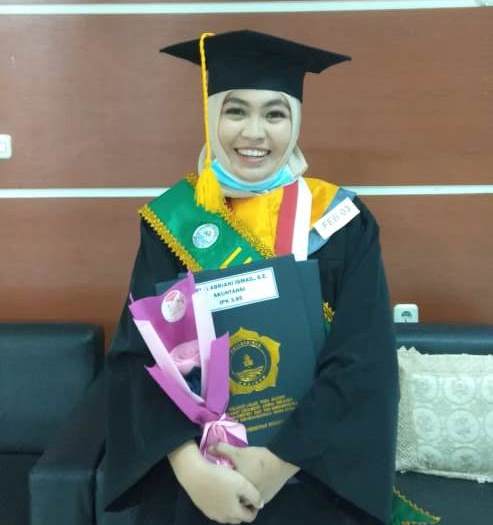 Doa Sang Ibu, Amelia Abriani Ismail Menjadi Wisudawati Terbaik