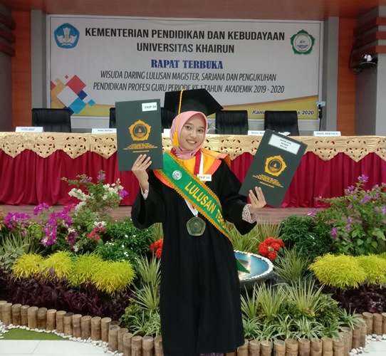 Safitri, Anak Petani Jadi Wisudawati Terbaik Pertama