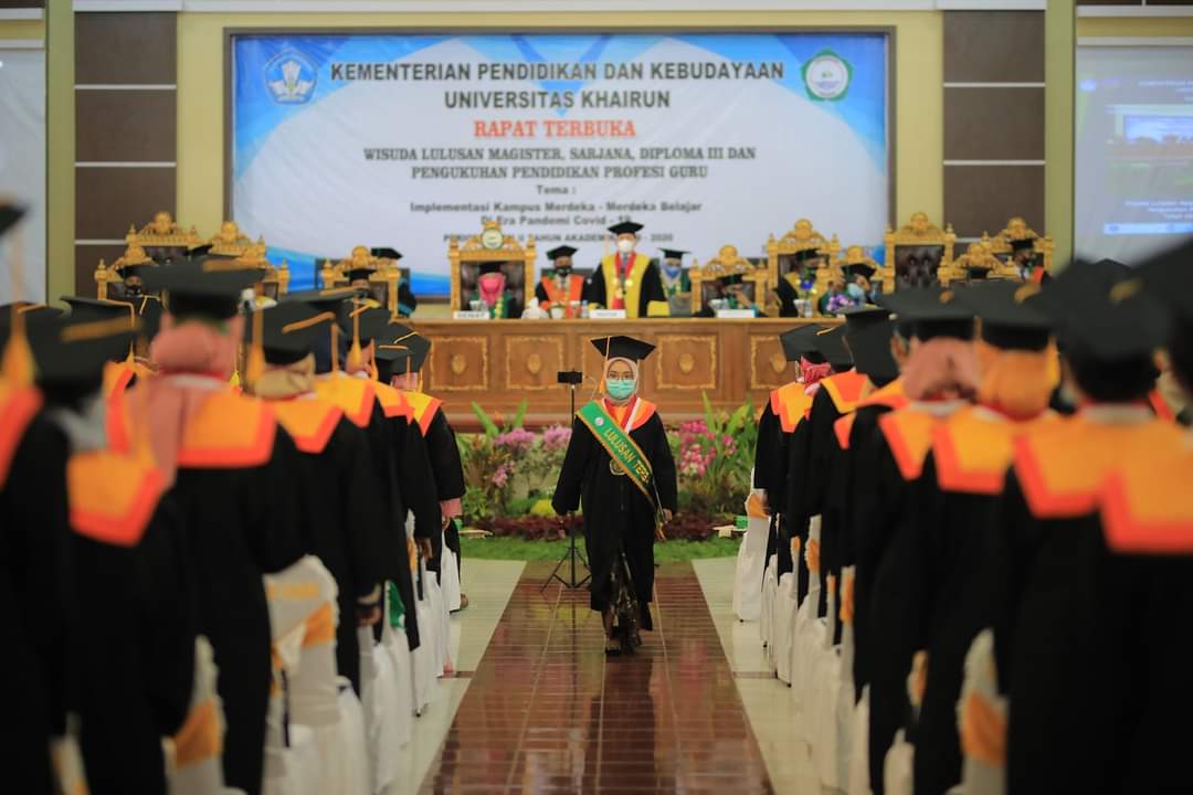 Nurul Chika Islami  Wisudawati Dengan Predikat Pujian