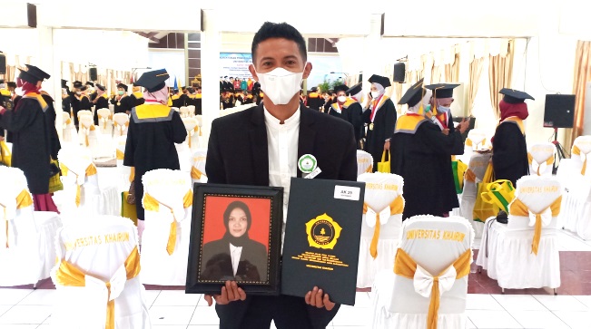Radinal Wakili Wisuda Istrinya Yang Telah Meninggal