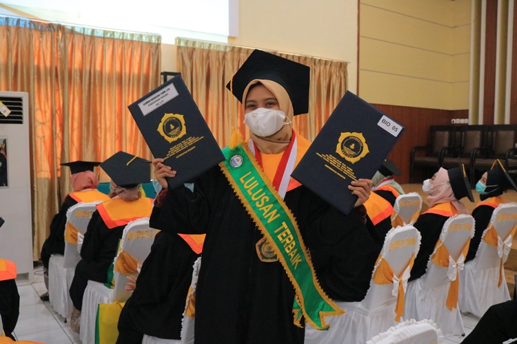 Raudah Wisudawati Terbaik Yang Sering Belajar Melalui Youtube