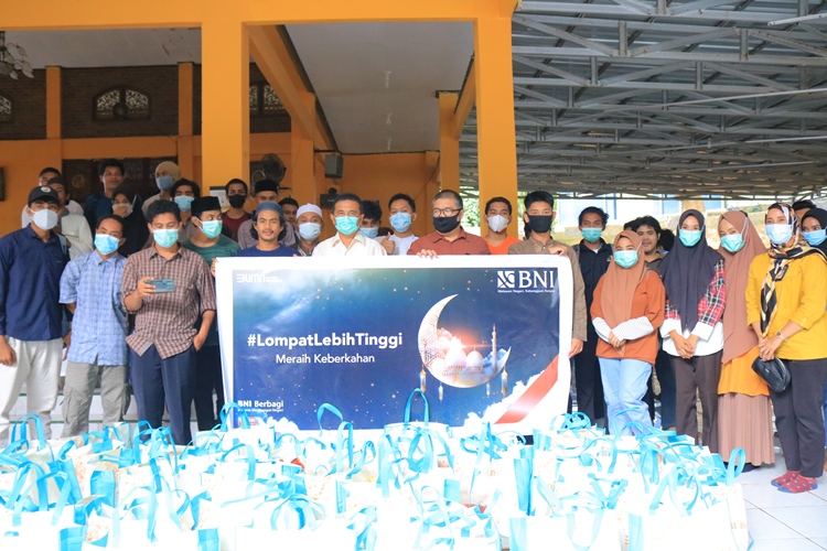 Mahasiswa Unkhair Terima Paket Sembako dari Bank BNI