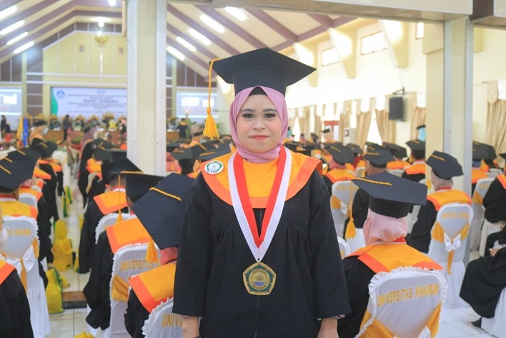 Derliani, Anak Petani Jadi Wisudawati Terbaik