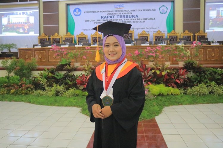 Ela Julianti, Anak Penjual Makanan Keliling Jadi Wisudawati Terbaik
