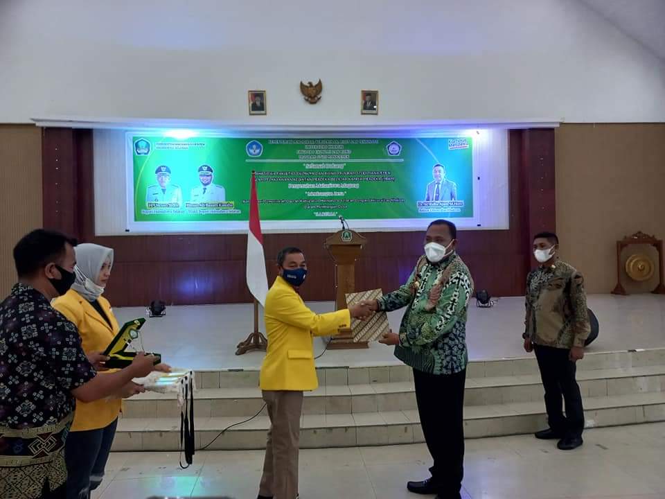 Rektor Bersama Bupati Lepas 192 Mahasiswa Kubermas di Kabupaten Halmahera Selatan
