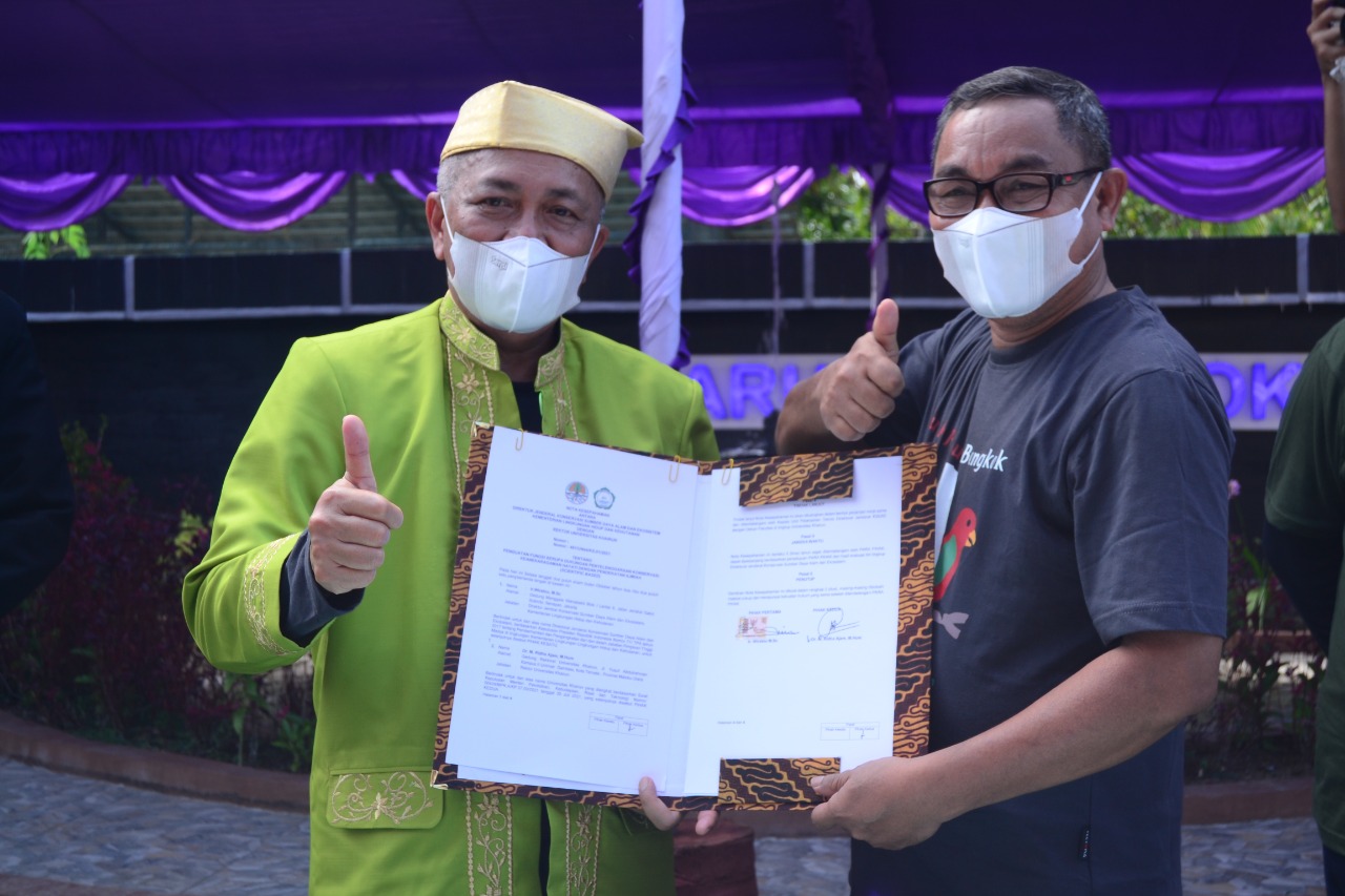 Rektor Unkhair Terima Penghargaan dari Kementerian Lingkungan Hidup dan Kehutanan RI