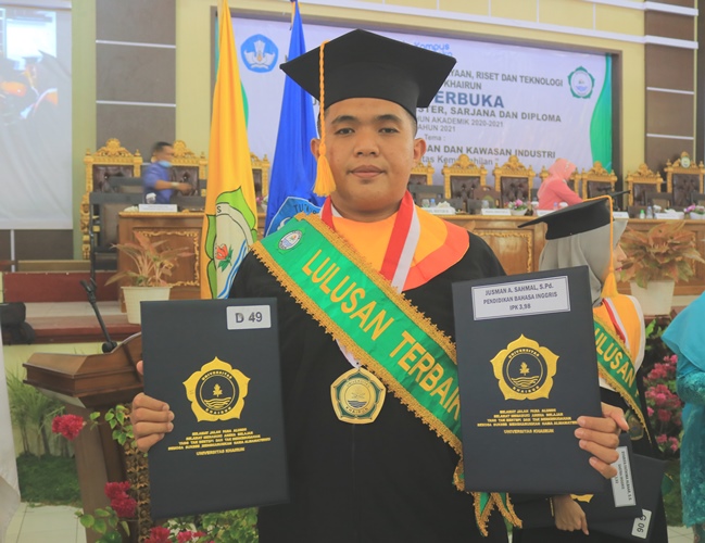 Jusman Wisudawan Termuda Dengan Predikat Cumlaude