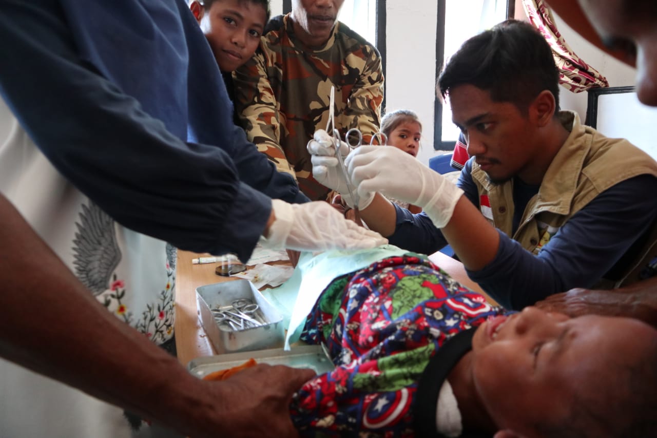 Fakultas Kedokteran Unkhair Gelar Khitanan Massal di Desa Pelita jaya Mandioli Utara Halmahera Selatan