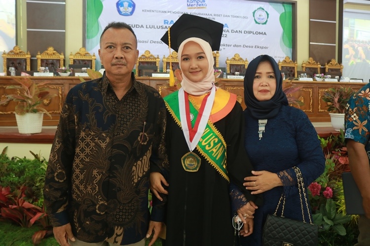 Cengkih Membawa Intan Fitriani Raih Gelar Wisudawati dengan Predikat Cumlaude
