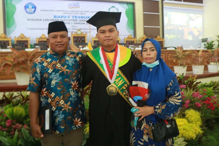 Azril, Anak Seorang Montir Jadi Wisudawan Terbaik Fakultas Kedokteran