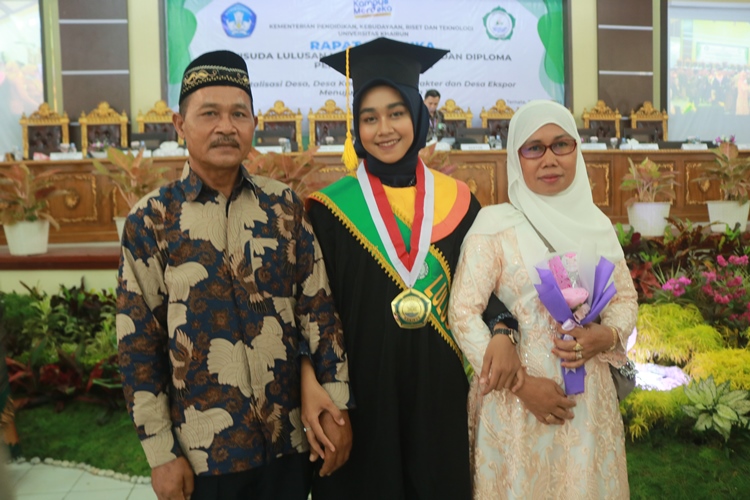 Yuyun Sugianti Wisudawati Terbaik 3 Pada Wisuda Periode I Tahun 2022
