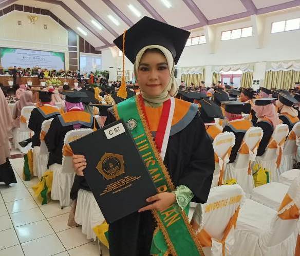 Rahayu Hasan Anak Tukang Bangunan Jadi Wisudawati Terbaik