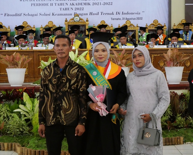 Rumiati, Anak Buruh Pasir Jadi Wisudawati Terbaik
