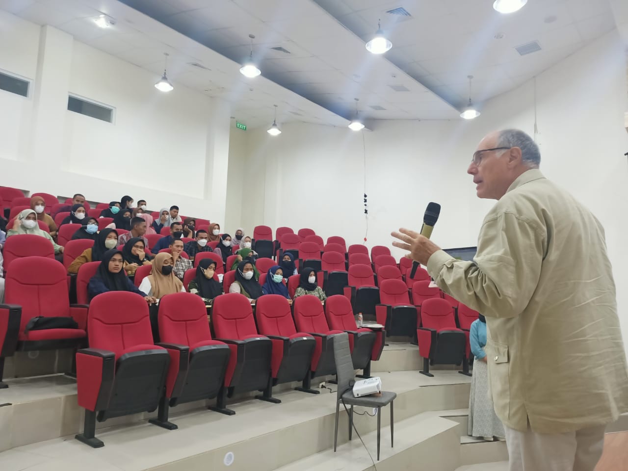 Prof Nando Campanella Beri Kuliah Umum di Hadapan Mahasiswa Prodi Psikologi Unkhair