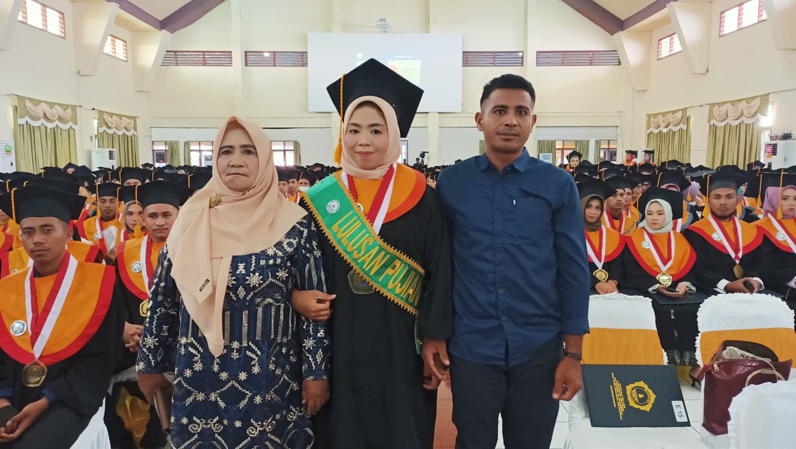 Jahra Kie  Anak Petani Kopra Lulus Sebagai Wisudawati Terbaik