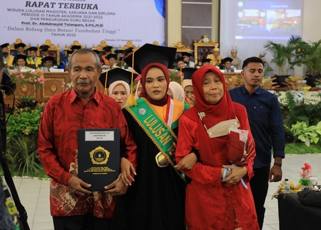 Dari 906 Wisudawan, Putri Raihan Kaotjil Lulus Sebagai Wisudawati Terbaik Pertama