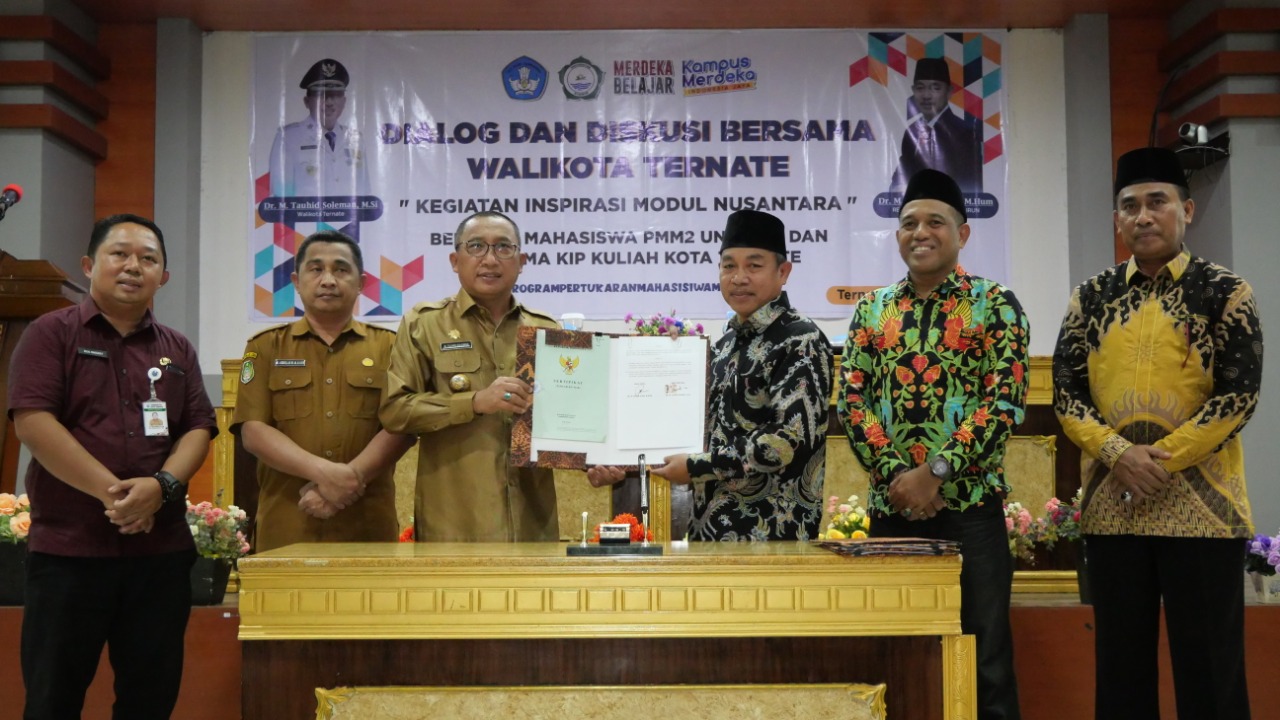 Dialog Bersama Mahasiswa PMM2, Walikota Ternate Serahkan Sertifikat Hibah Lahan Rusunawa Ke Unkhair