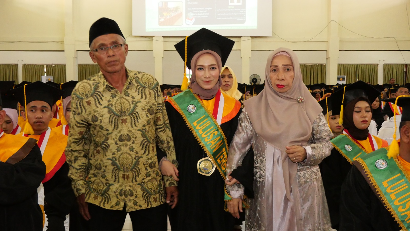 Julika Ibrahim, Anak  Tukang Batu Jadi Wisudawati Terbaik Pertama