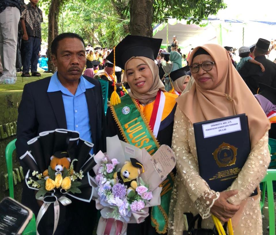Ernawati H. Arif, Wisudawati Terbaik Ke 2 Pada Wisuda Periode I Tahun 2023
