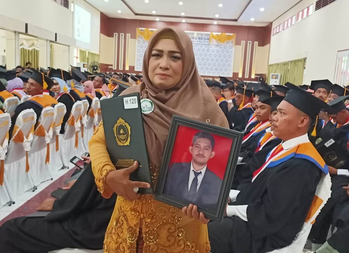 Sang Ibu Gantikan Anaknya Wisuda di Unkhair