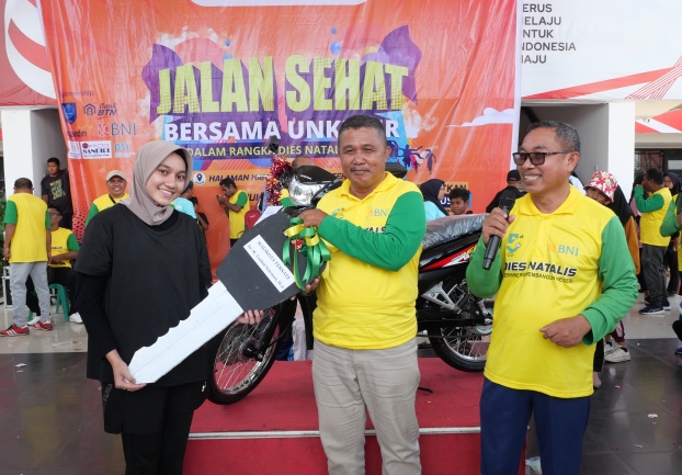 Lyra Zannia, Mahasiswi Baru Prodi Farmasi Dapat Hadiah Sepeda Motor