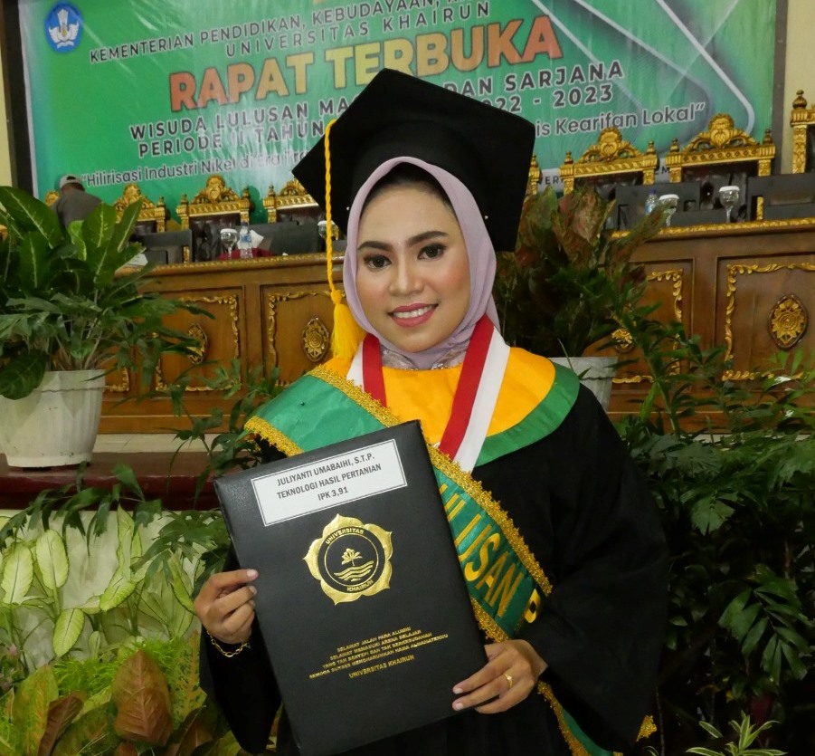 Juliyanti Umabaihi, Anak Penjual Roti Jadi Wisudawati Terbaik