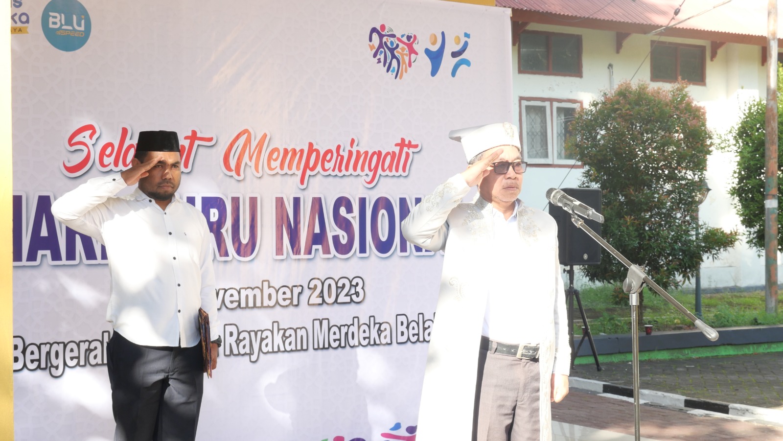 Mahasiswa PMM3 Berpakaian Adat, Rektor Unkhair Irup Upacara Hari Guru Nasional 2023