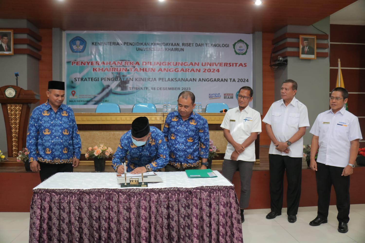 Rektor Menyerahkan Dokumen RKA 2024