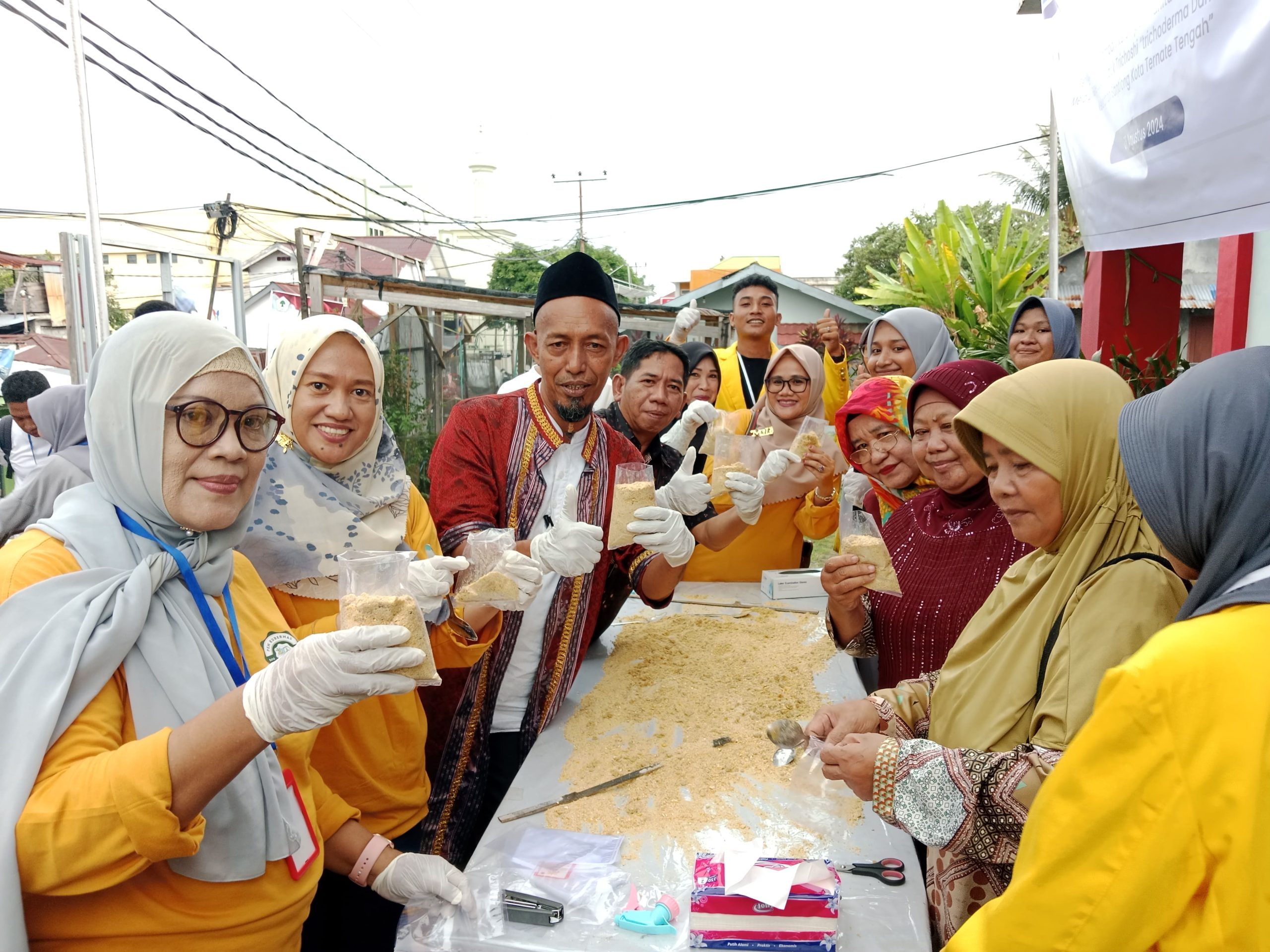 Mahasiswa Kubermas Unkhair, Bimbing Kelompok Wanita Tani Santiong Buat Pupuk Organik