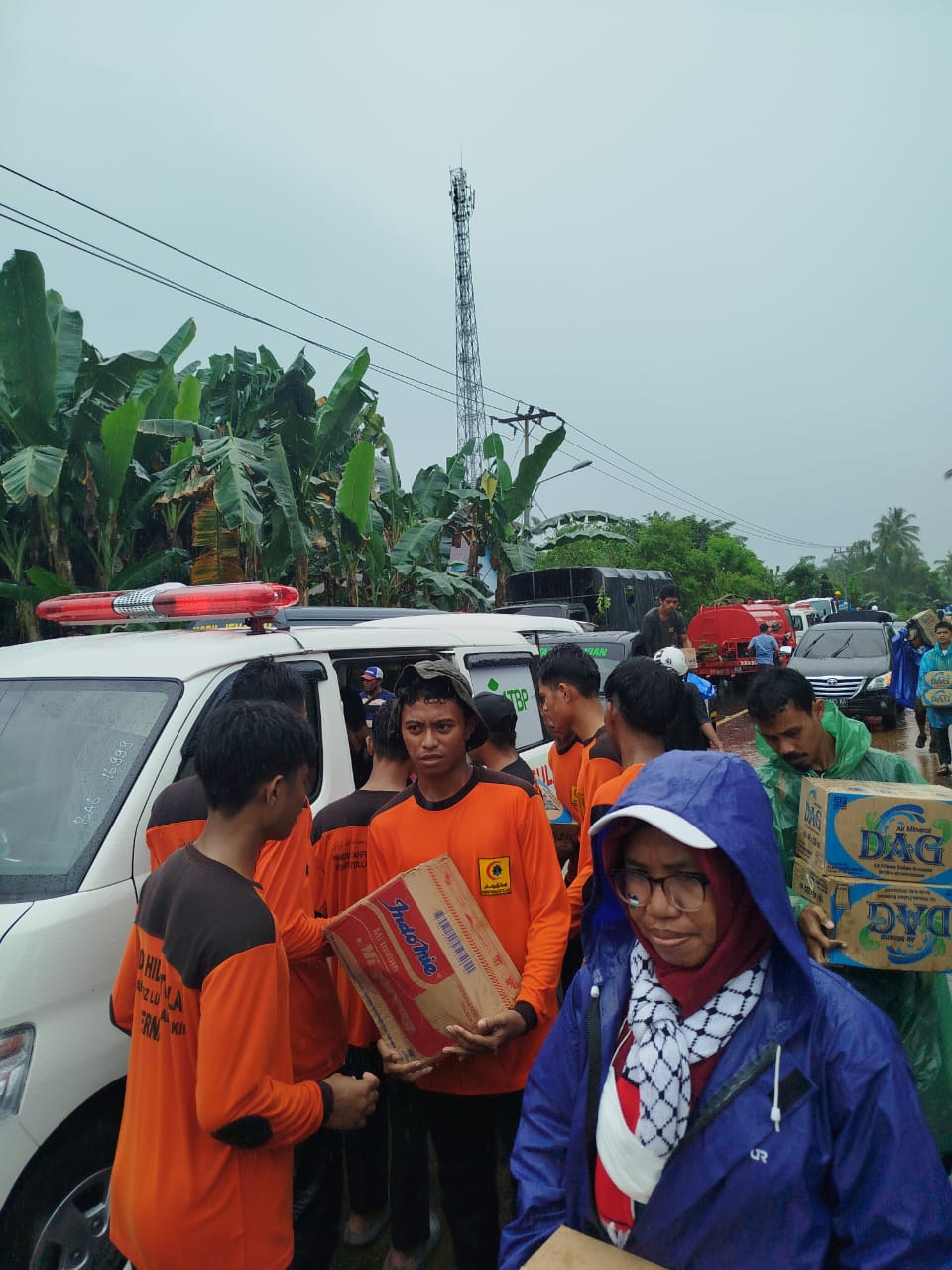 Peduli Korban Banjir Rua, Warek III Unkhair Salurkan Paket Makanan Siap Saji