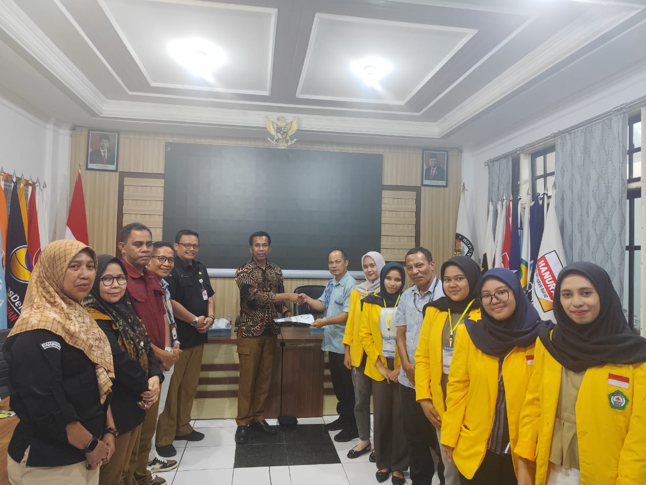 Ketua Tim Gugus MBKM Resmi Serahkan Lima Mahasiswa Unkhair Magang di KPU Malut
