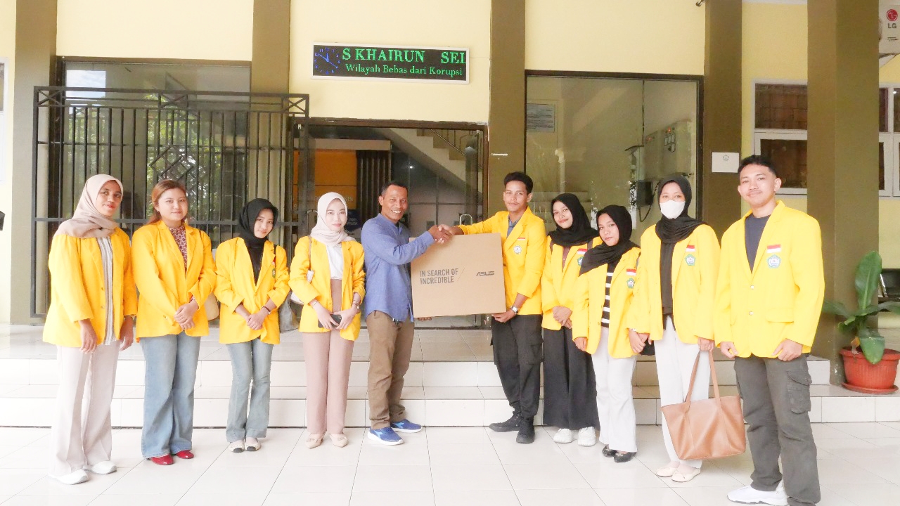 Bentuk Apresiasi Program MBKM, Inspektur Malut Nirwan MT Ali Beri Bantuan Komputer ke FEB Unkhair