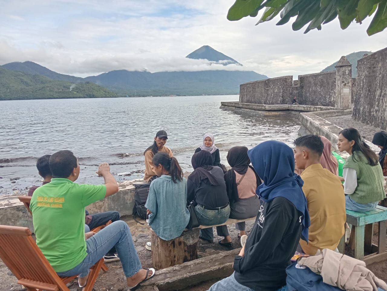 Mahasiswa Unkhair, Bikin Diskusi Menulis Sejarah dengan Sentuhan Sastra di Benteng Kalamata