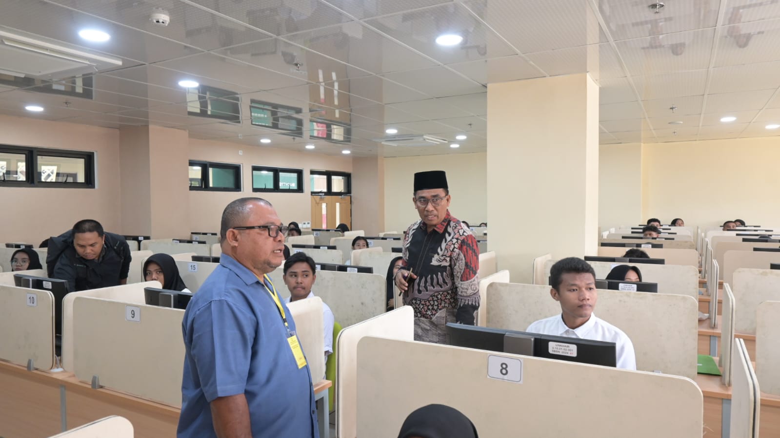 Hari Pertama Pelaksanaan UTBK-Mandiri, Warek I Unkhair Tinjau Langsung Ke Lokasi
