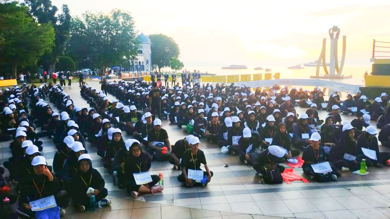 FEB Unkhair Gelar PKKMB 2025 dengan Jalan Sehat dan Aksi Bersih Kota