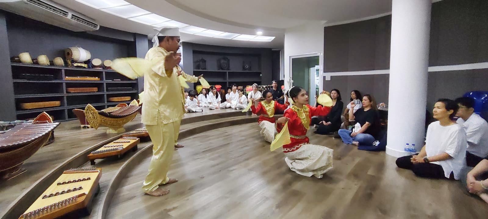 Mahasiswa FEB Unkhair di Thailand Tampilkan Tarian Maluku Utara