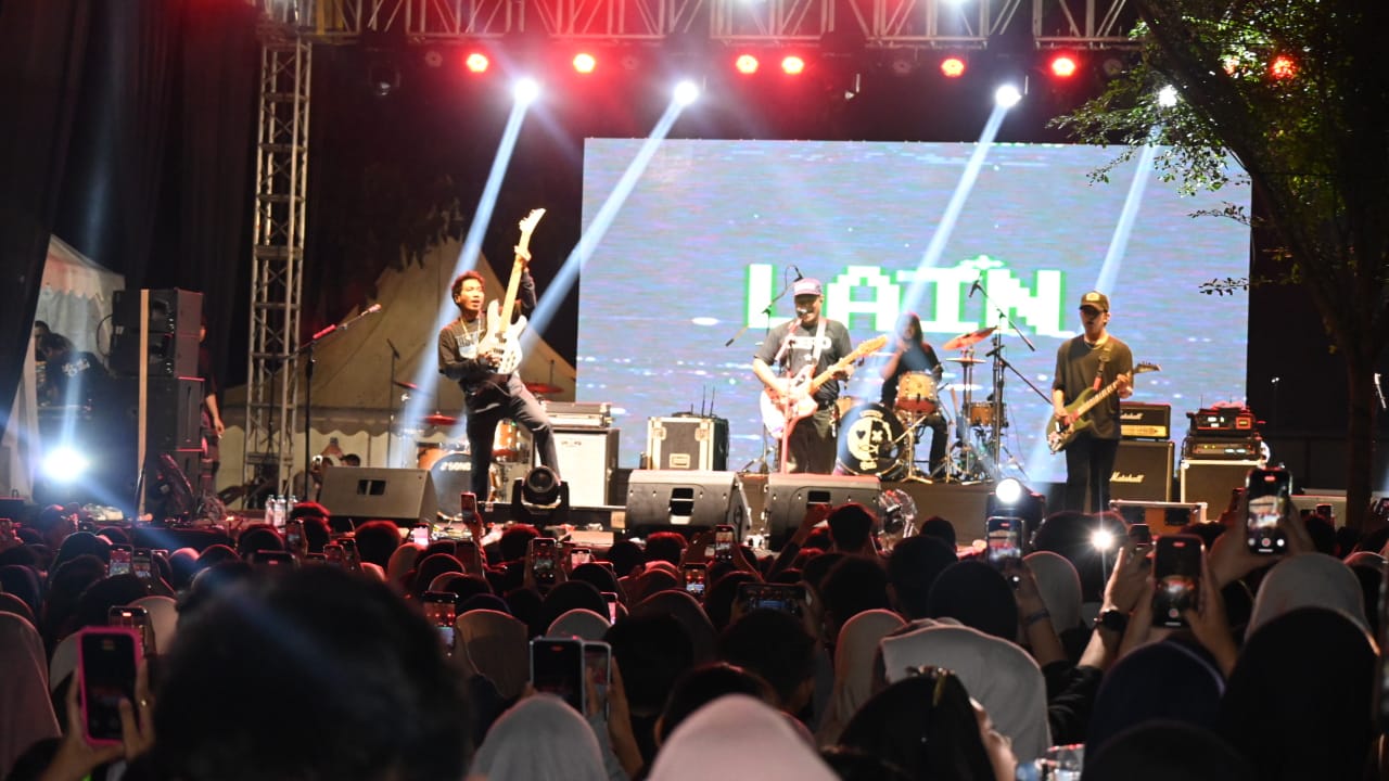 Last Child Hipnotis Ribuan Penonton di Malam Puncak Dies Natalis ke-10 FKIK Unkhair