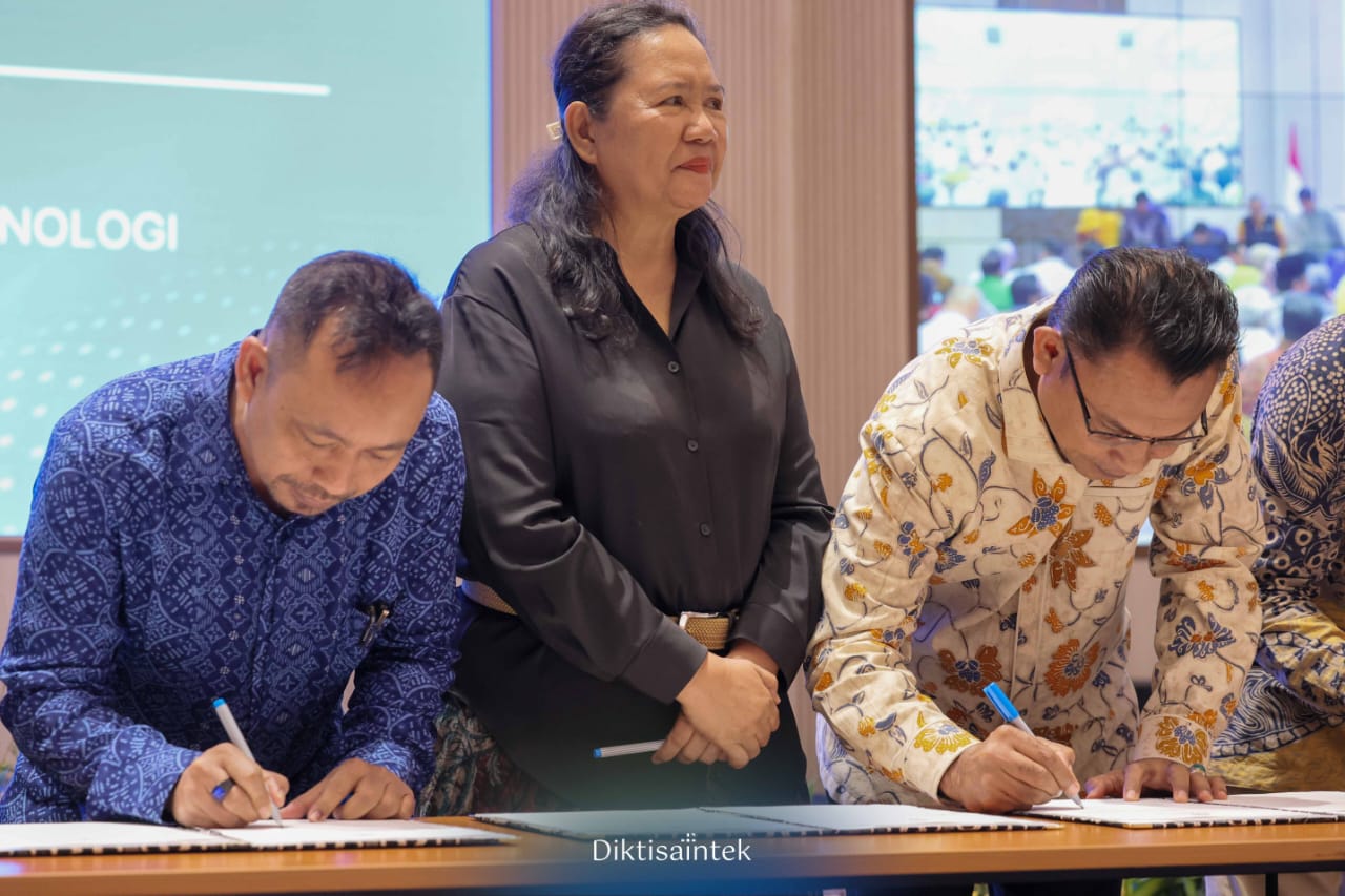 Rektor Unkhair Teken Kontrak Kinerja Perguruan Tinggi Berdampak 2026