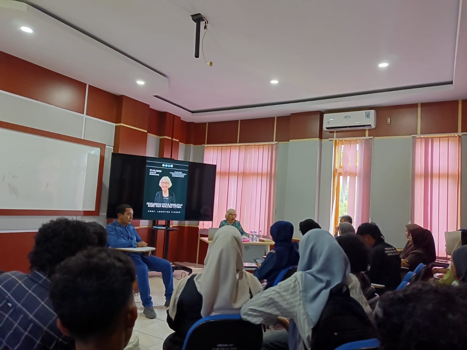 Prof. Liontine Visser dari Belanda Beri Kuliah Umum di Prodi Ilmu Sejarah Unkhair
