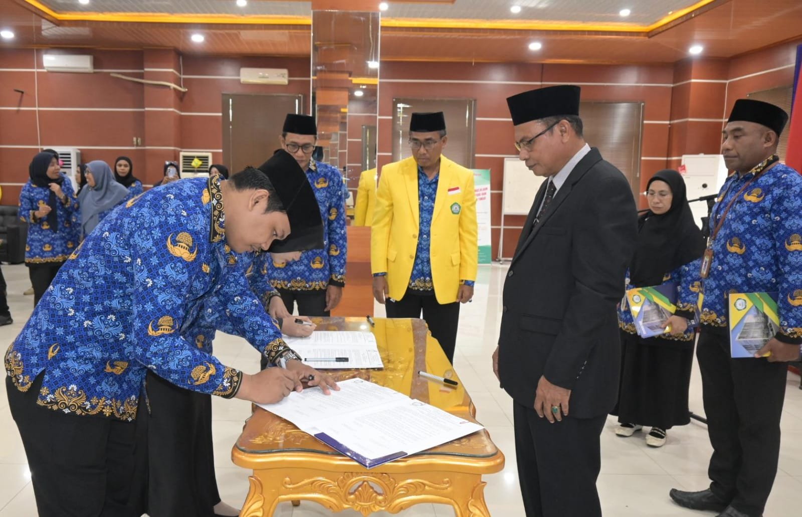 Lantik 11 PNS dan 1 Jafung, Rektor Unkhair Ingatkan Tanggung Jawab Moral dan Integritas