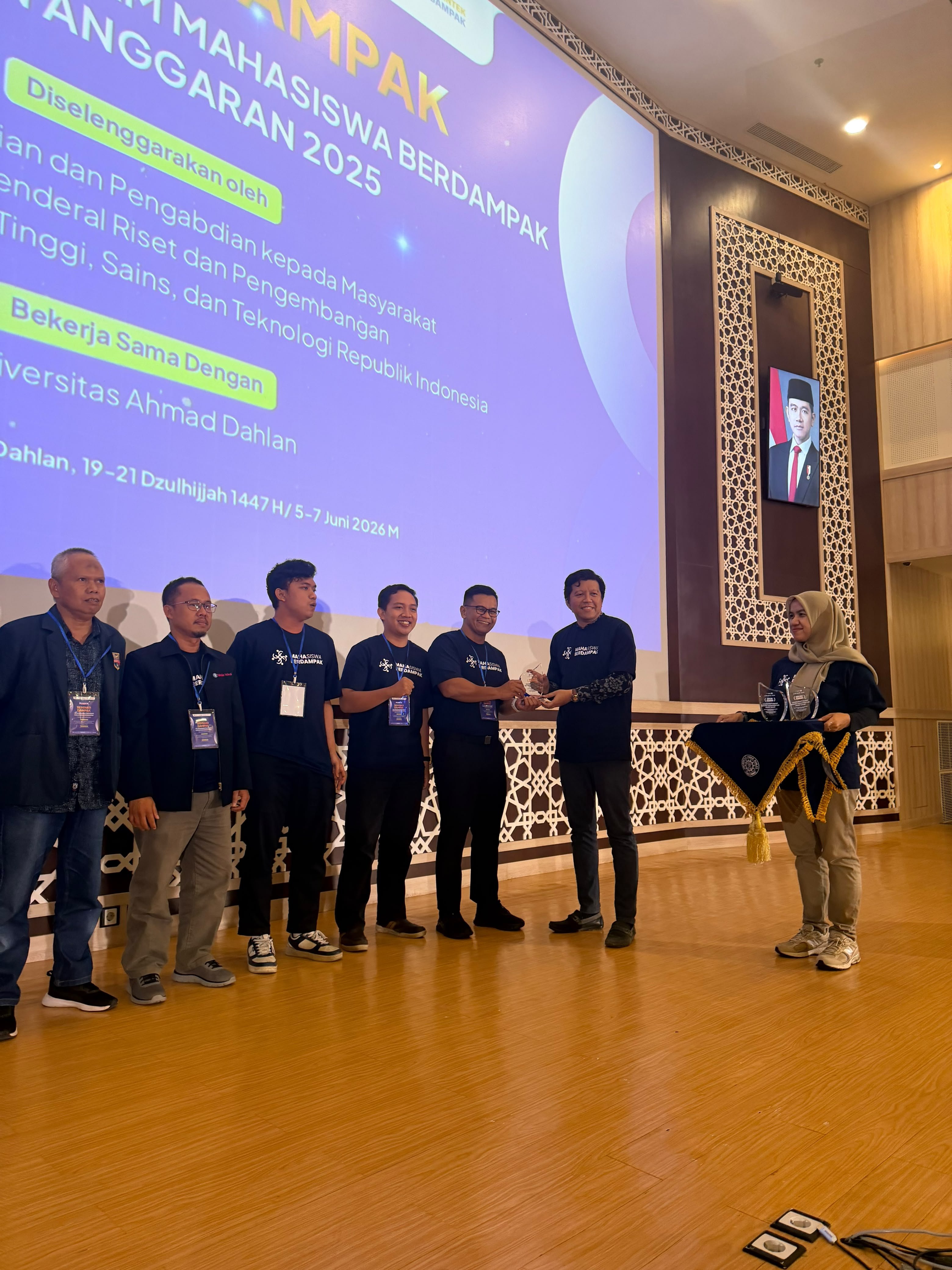 Inovasi Pengolahan Sampah, Mahasiswa Unkhair Sabet Bronze Winner Nasional di Seminar Dampak 2026